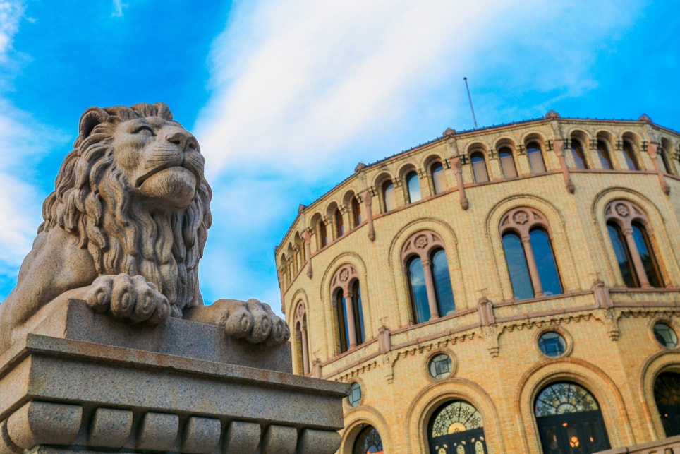 Løven foran Stortinget. Foto